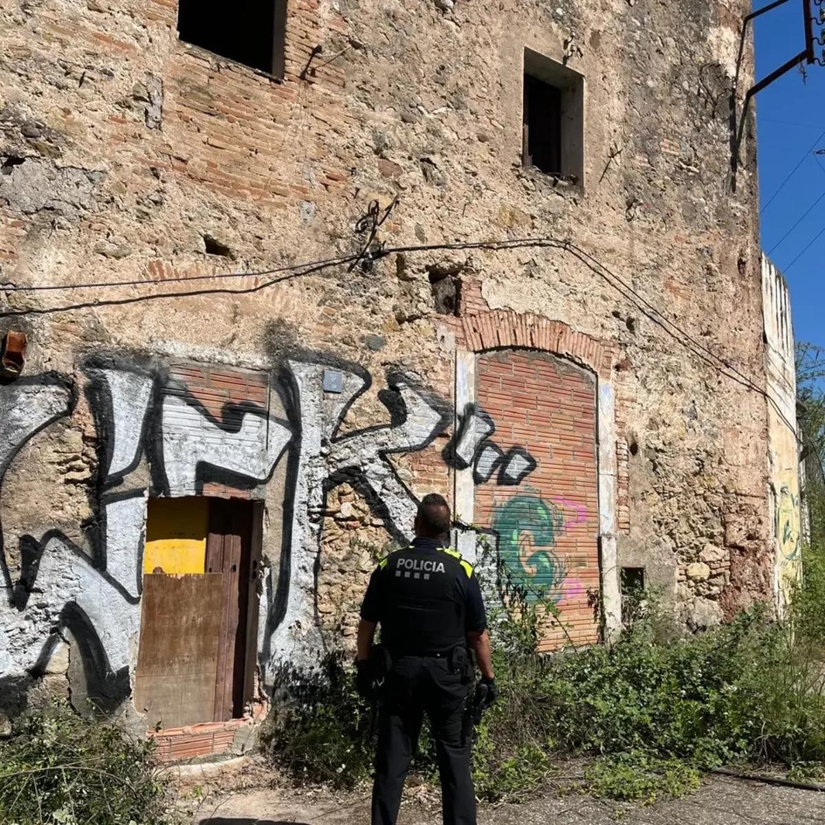La Policia Local de Martorell davant la nau que volien ocupar