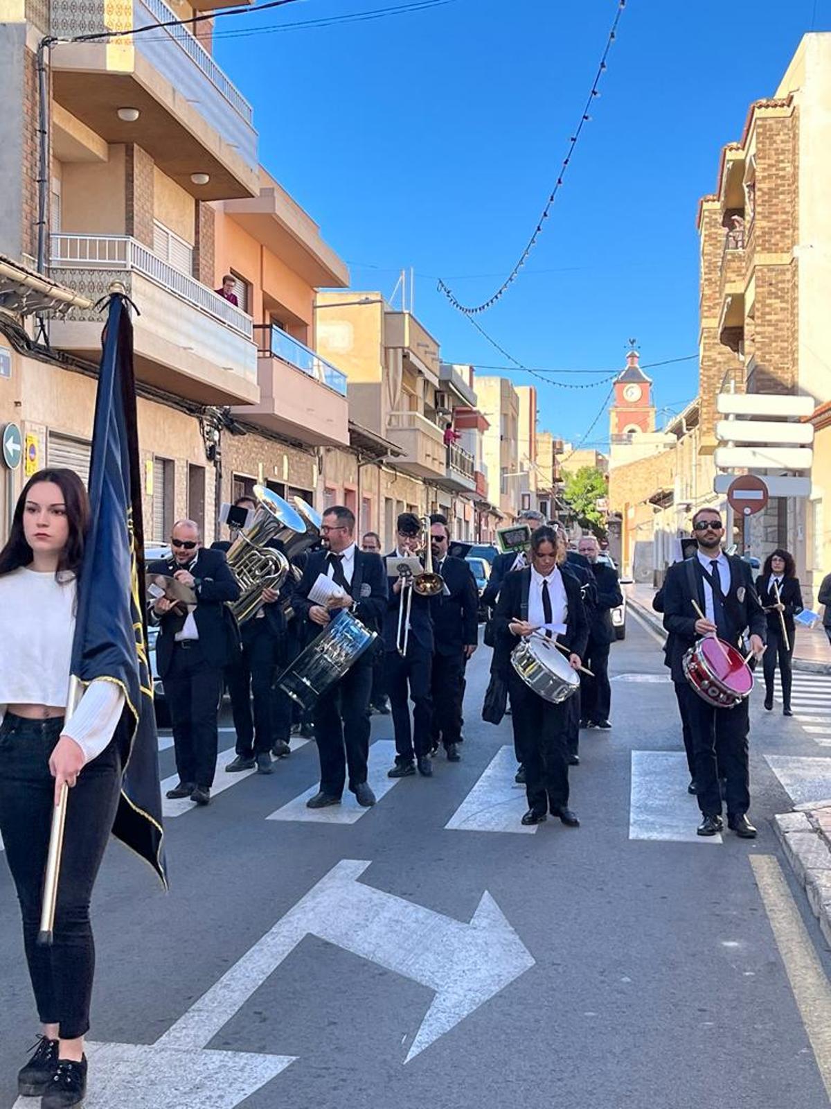 Pasacalles de la banda de camino a la Iglesia