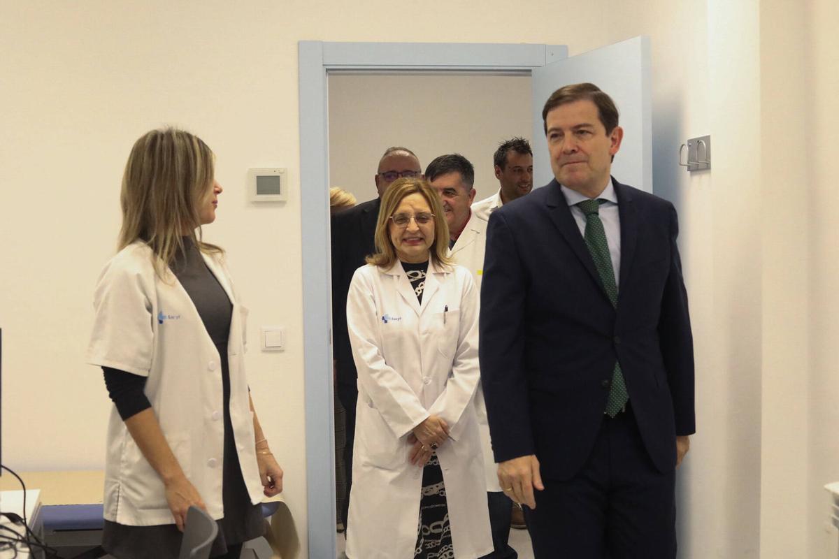Mañueco, con profesionales sanitarios, accede a una de las estancias del centro de salud de Alcañices