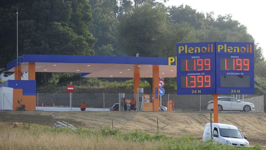 Plenoil abre su gasolinera de Silleda con grandes descuentos | BERNABÉ/JAVIER LALÍN