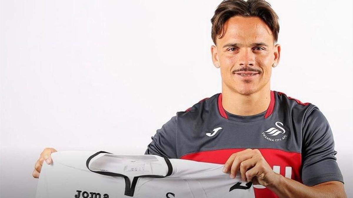 Roque Mesa posó con su nueva camiseta