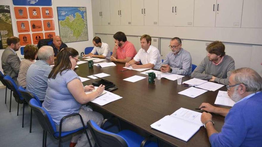 Pleno del Consorcio celebrado ayer en la sede, en Guísamo.