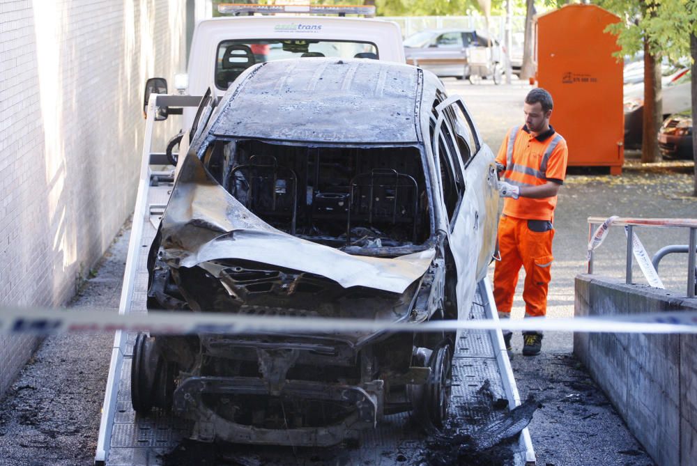 Explota i crema totalment un cotxe a Girona