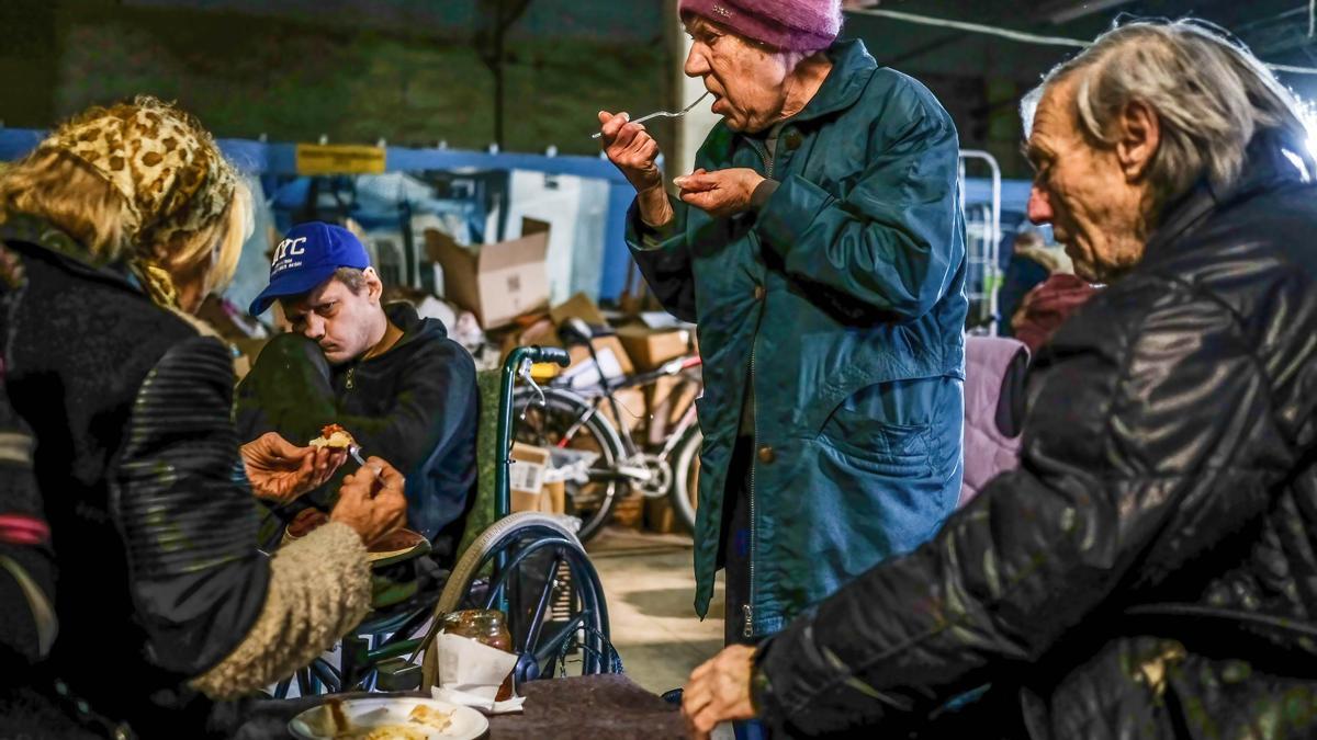 Civiles reciben ayuda humanitaria en Severodonetsk.