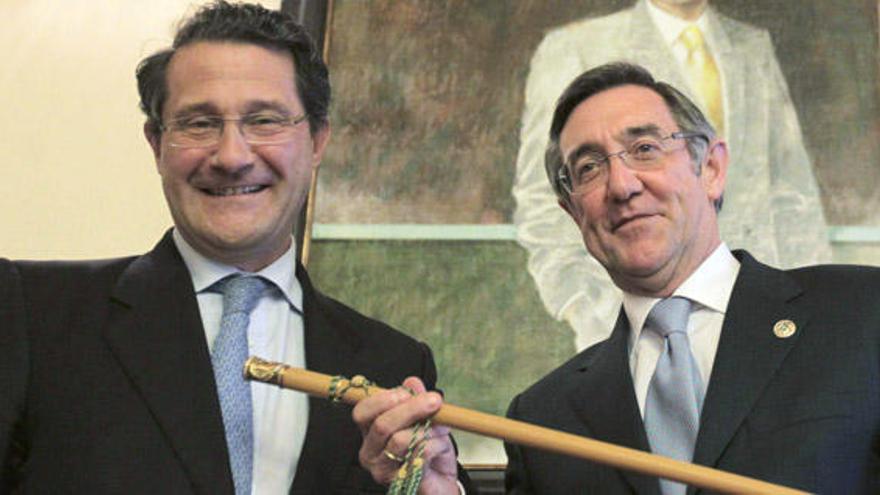 Conde Roa entrega el bastón de alcalde a Ángel Currás. / EFE / Lavandeira Jr.