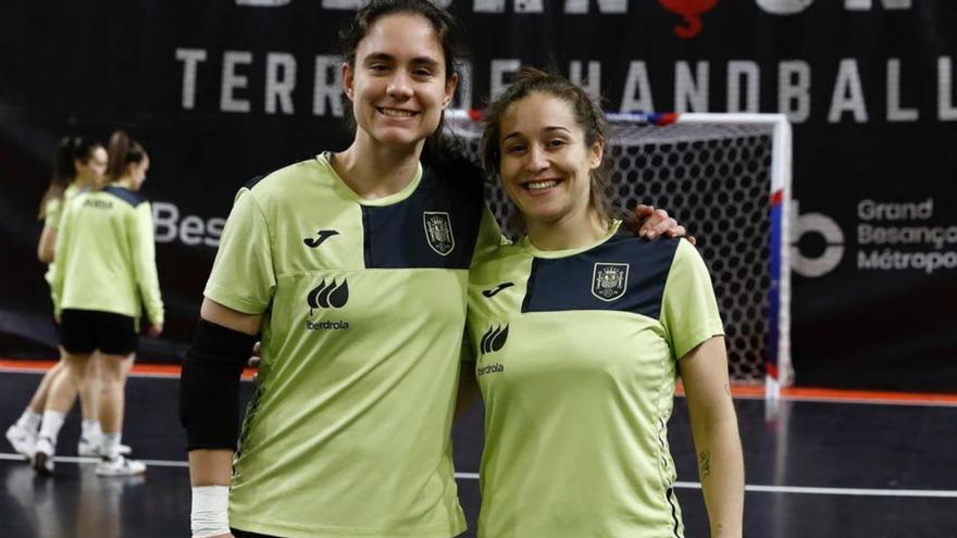 Elena González y Ale de Paz, en la previa del encuentro. | RFEF