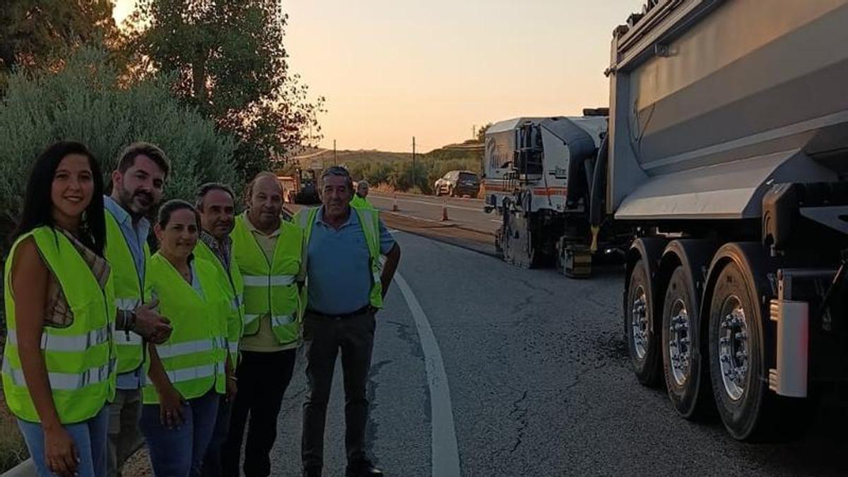 Autoridades, en la carretera A-318 en la que se destinarán 1,5 millones de euros en inversiones.