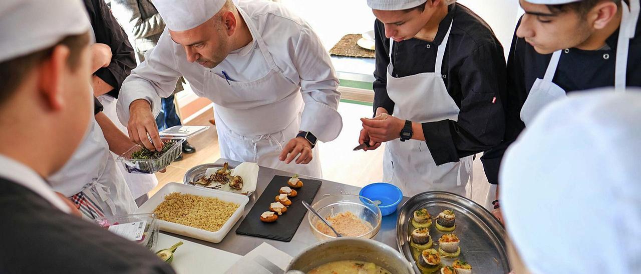 Imagen previa a la pandemia de una clase práctica de cocina en el Centro Integrado Público de FP Valle de Elda.  |