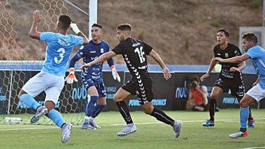 Una jugada del encuentro amistoso que disputaron ambos equipos este pasado sábado en el estadio municipal de Can Misses.