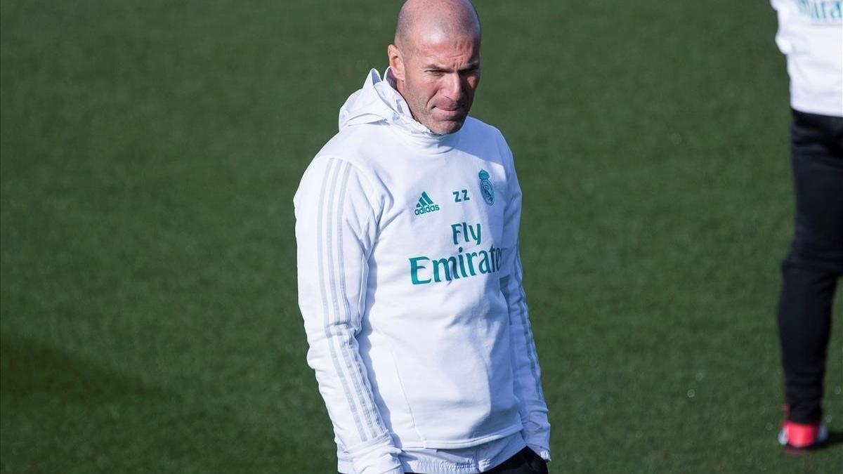 Zinedine Zidane, durante el entrenamiento de este viernes en Valdebebas