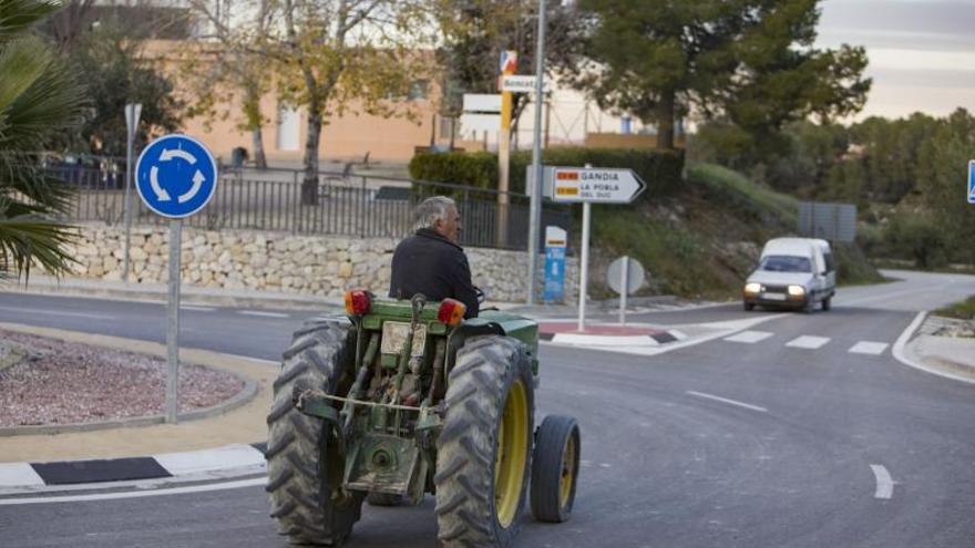 Un tractor circula a la entrada de la población de Beniatjar (la Vall d’Albaida).