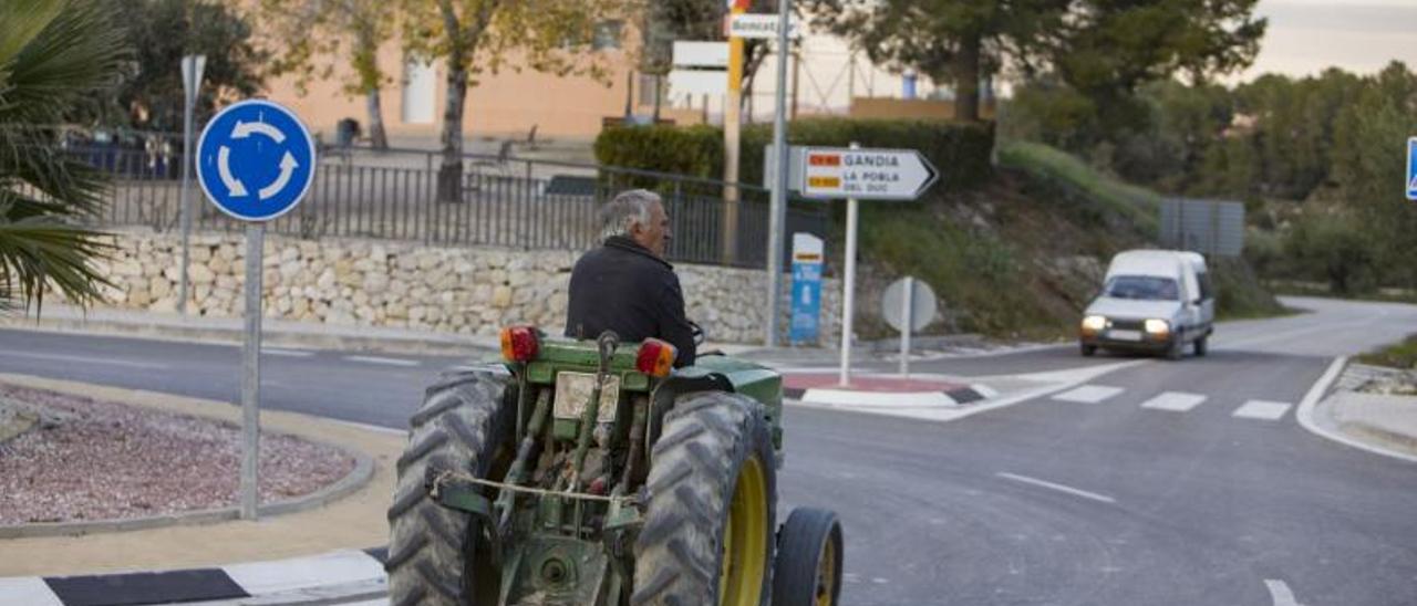 Un tractor circula a la entrada de la población de Beniatjar (la Vall d’Albaida). | PERALES IBORRA