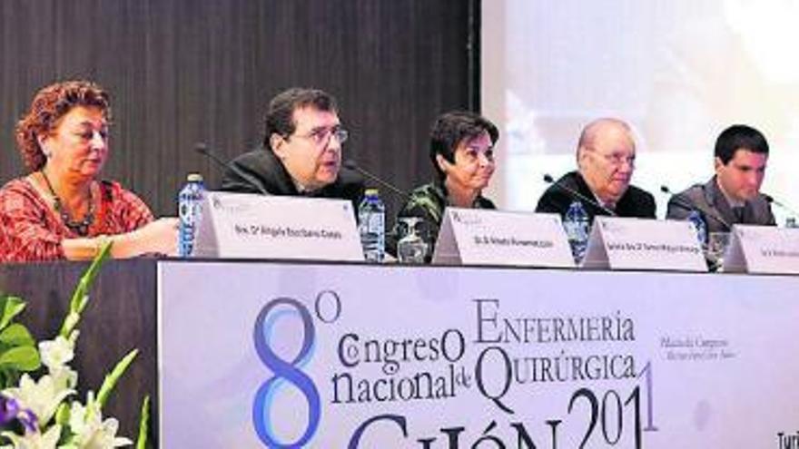 Por la izquierda, Ángela Escribano, Alberto Fernández León (director general de Salud Pública), la Alcaldesa Carmen Moriyón, Emilio Losa y Esteban Gómez.