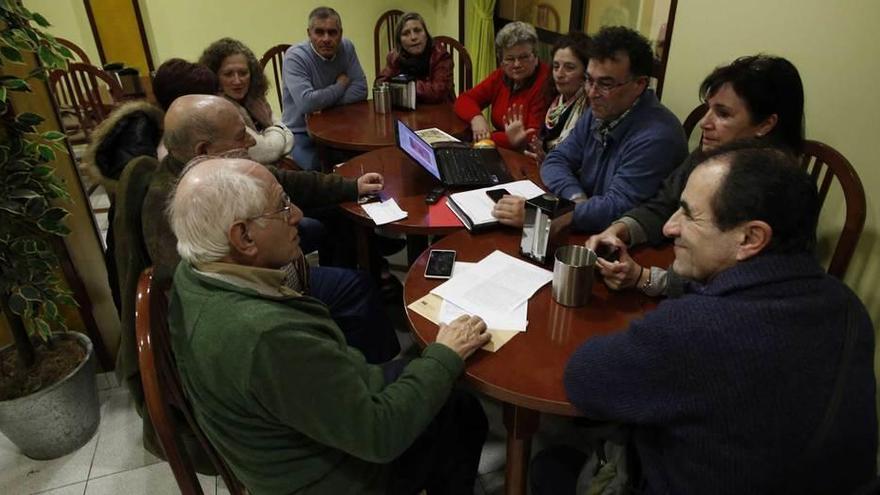 Asistentes al &quot;café temático&quot;, ayer, en Piedras Blancas.