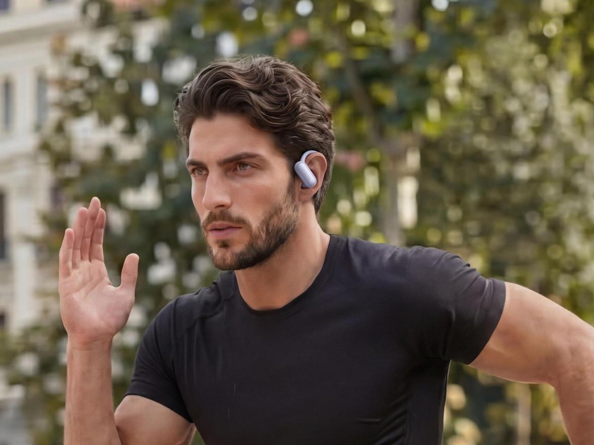 Un deportista utilizando los auriculares