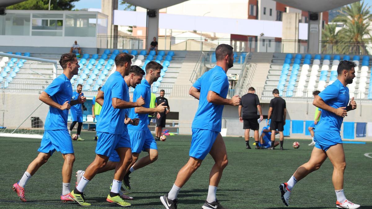 Futbolistas del primer equipo del CF Gandia en un entrenamiento de esta semana