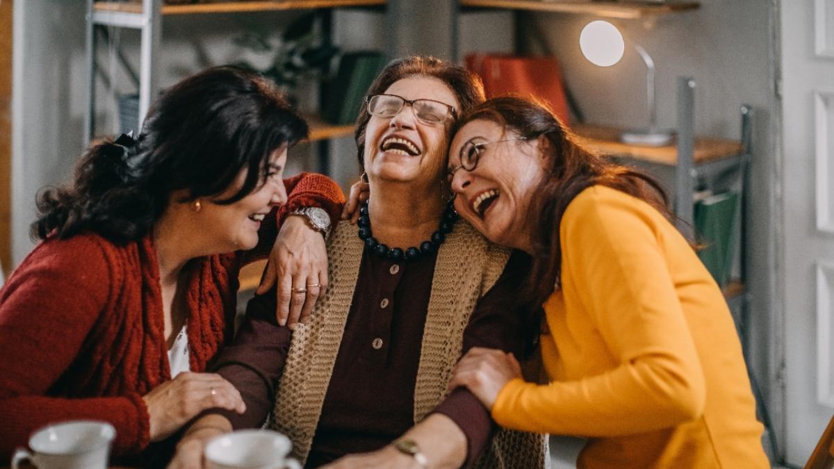 Tres mujeres riéndose