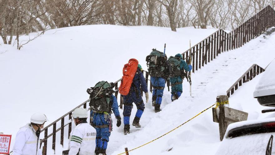 Un equipo de rescate en la estación de Nasu.