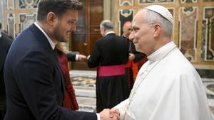 El papa León XIV saludando a  Michael Bublé hoy, antes del concierto.