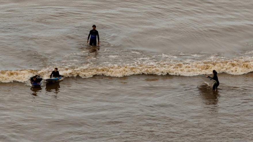 &quot;Lleva pasando todo el año&quot;, aseguran las escuelas de surfistas