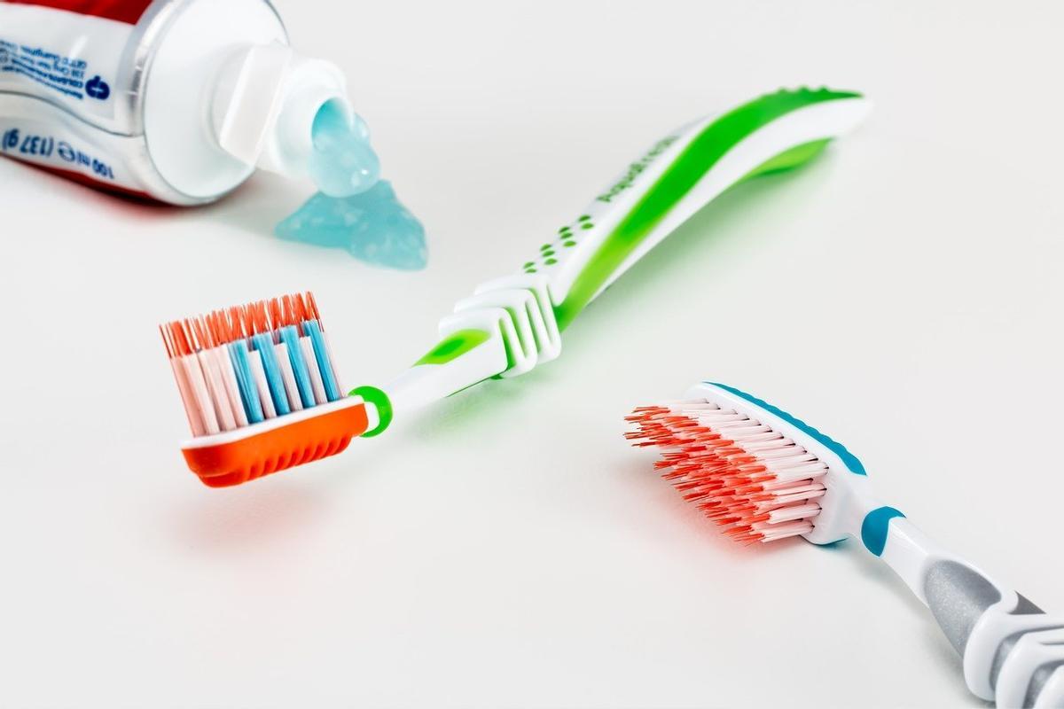La pasta de dientes es uno de los mejores productos para devolver a la plata el brillo original.
