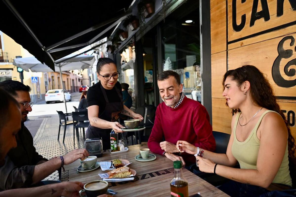 El candidato de Por Andalucía, Antonio Maíllo, desayunando en una cafetería del barrio sevillano de San Julián.
