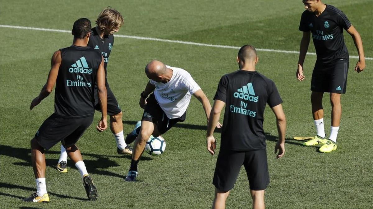 Zidane, en el centro de un rondo durante el entrenamiento de este sábado