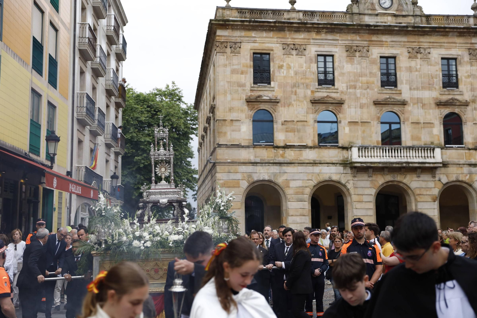 Pétalos, incienso, niños... así fue la procesión del Corpus Christi en Gijón (en imágenes)