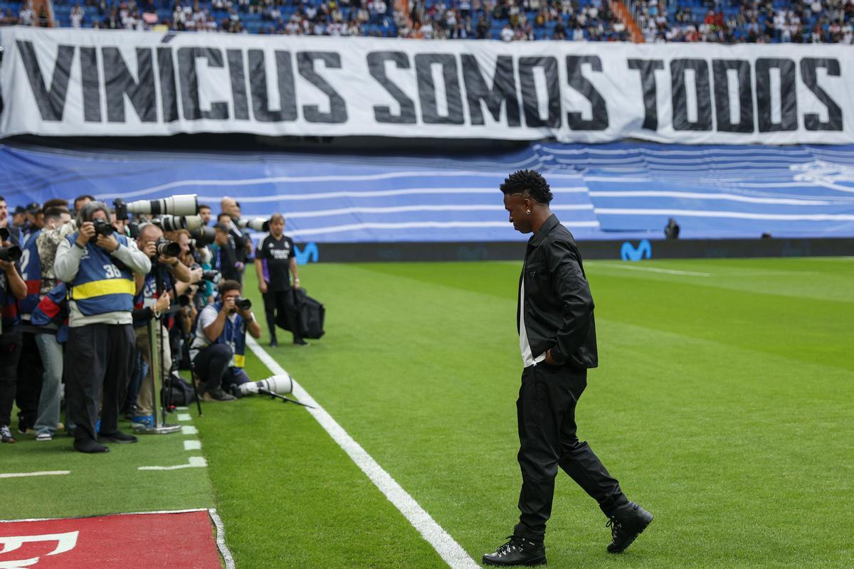 El jugador del Real Madrid Vinicius Jr. recibe la solidaridad del estadio Santiago Bernabéu