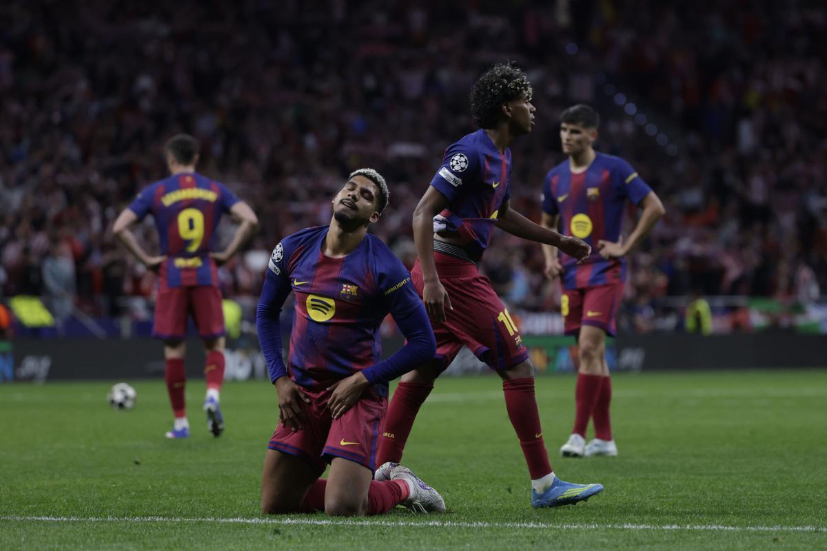 Los jugadores del FC Barcelona Ronald Araújo y Lamine Yamal al finalizar el partido de vuelta de cuartos de final de Liga de Campeones