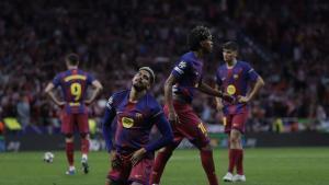  Los jugadores del FC Barcelona Ronald Araújo y Lamine Yamal al finalizar el partido de vuelta de cuartos de final de Liga de Campeones