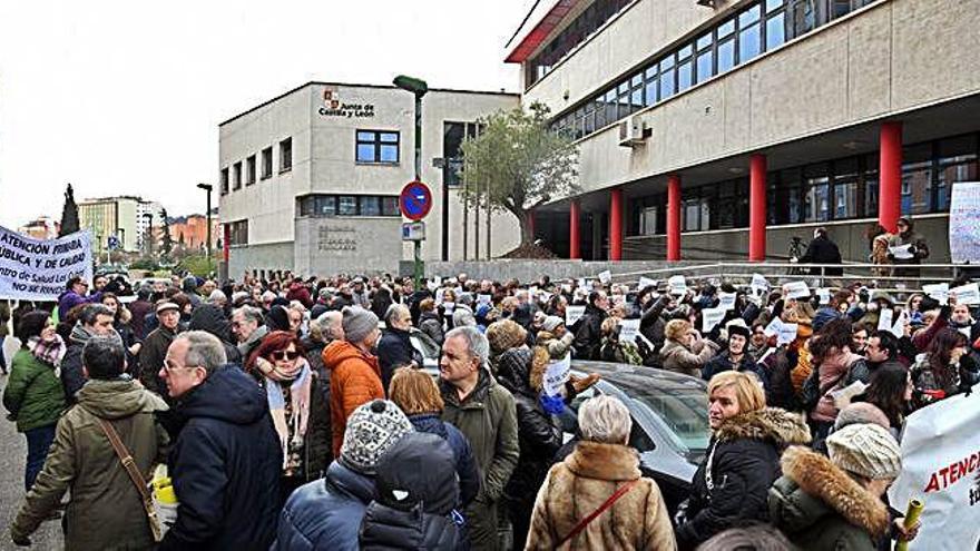 Protestas a las puertas de la gerencia de Atención Primaria de Burgos.