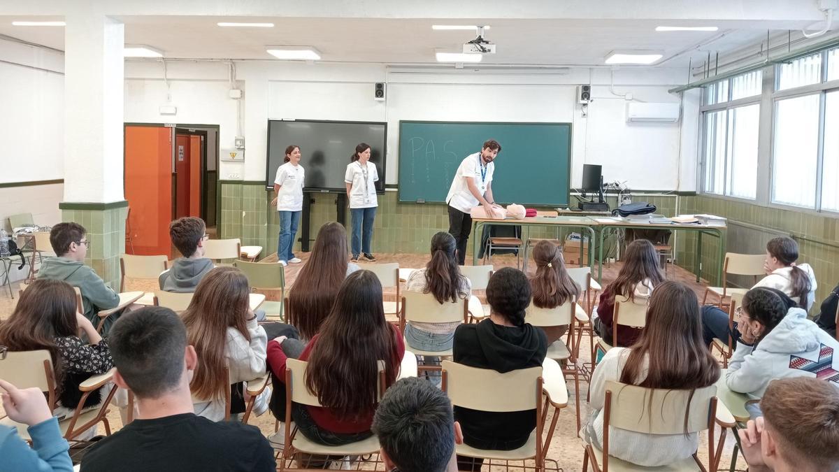 El Hospital Vithas Valencia Turia ha impartido una formación práctica en reanimación cardiopulmonar (RCP básica) a más de 600 alumnos de ESO y Bachillerato del IES Campanar de Valencia.