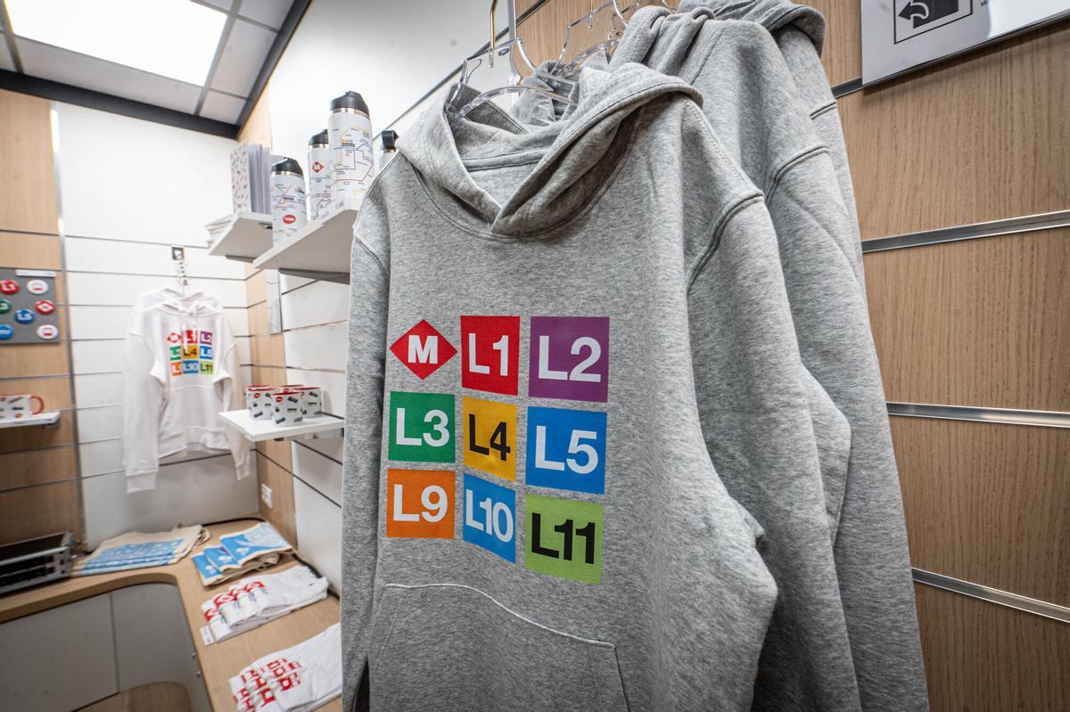 TMB presenta la primera tienda de merchandising de TMB en el metro de Barcelona, situada en la estación de Sagrada Família. Laia Bonet participa en la inauguración, este lunes. 