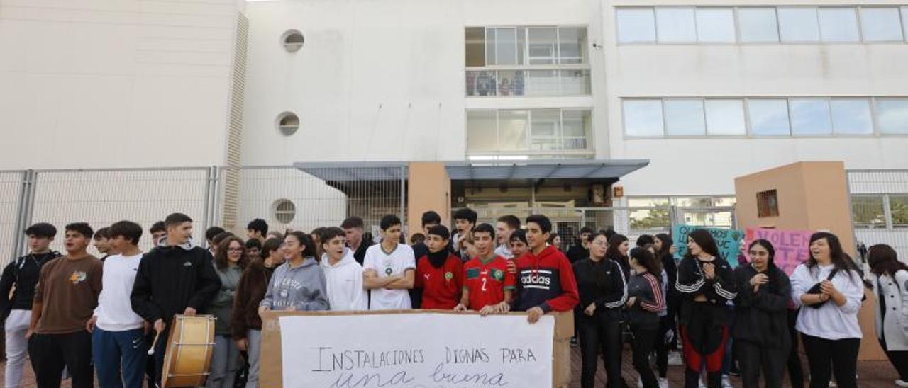 Los alumnos del instituto Xarc, en la concentración que convocaron en diciembre para denunciar el estado de las instalaciones.