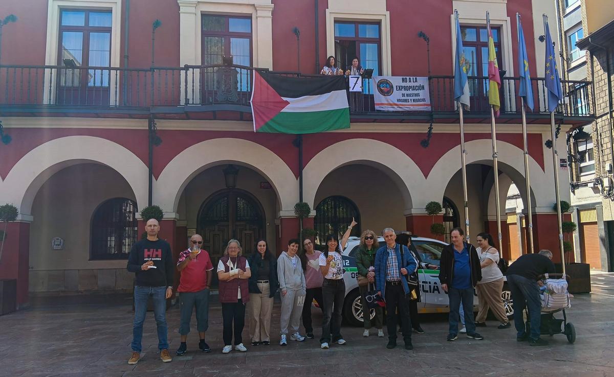 Vecinos de El Puente encerrados en el Ayuntamiento, con el apoyo de otros vecinos fuera del Consistorio, este domingo de Pascua.