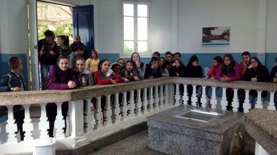 Visita de escolares a manantiales de Verín. // FdV