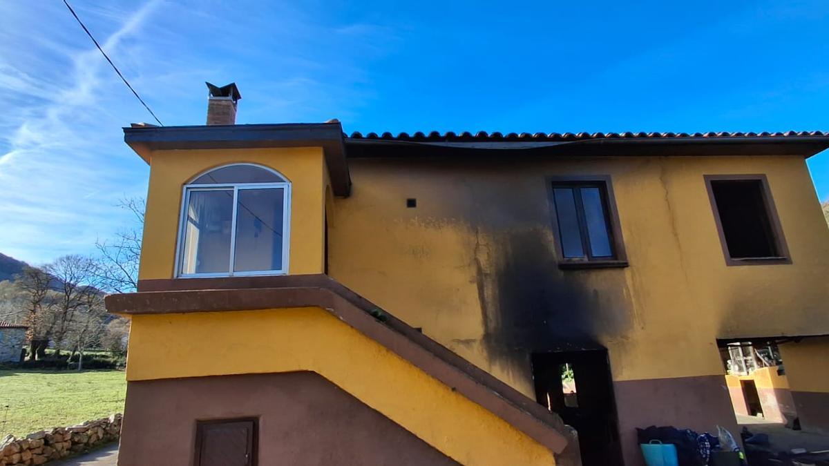 Estado de la casa tras sofocar el incendio.