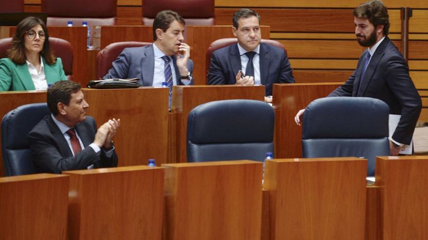 El vicepresidente de la Junta de Castilla y León, Juan García Gallardo, (derecha), recibe los aplausos de los miembros del grupo parlamentario popular tras intervenir en el pleno. |/Nacho Gallego-Efe