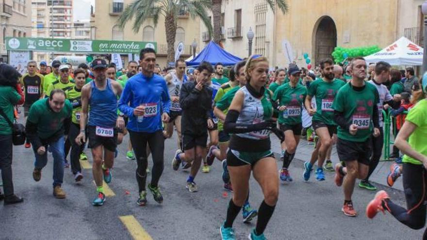 La carrera solidaria organizada por la Asociación Española Contra el Cáncer, a su paso por la Plaça de Baix, en febrero de este año.