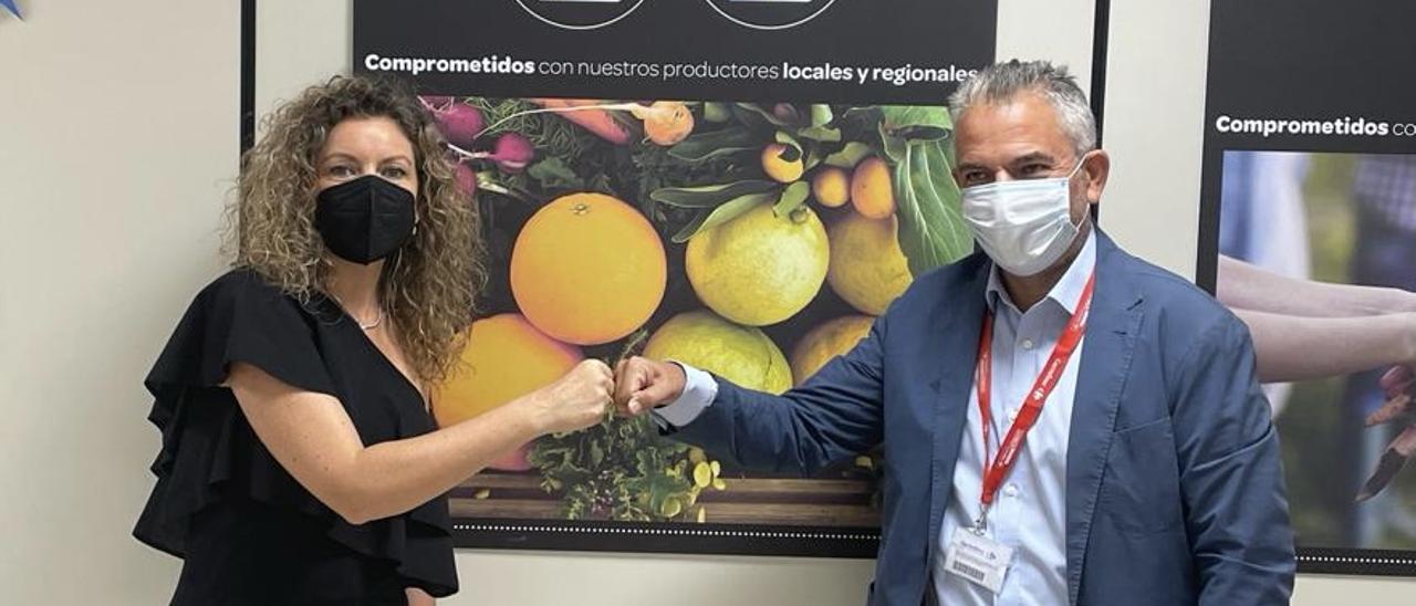 La directora de Mercalicante y el director regional de Carrefour tras la firma del convenio