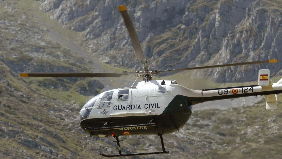 Amenazan con tirar piedras a un helicóptero de la Guardia Civil