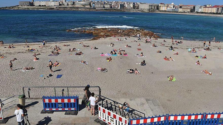 Uno de los accesos a la playa de Riazor, con vallas alrededor desde el mes pasado.