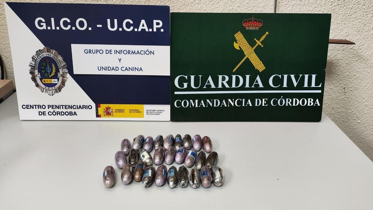 Bellotas de hachís intervenidas a una persona que iba a realizar una visita a un interno en la cárcel de Córdoba y las escondía en el interior de su cuerpo.