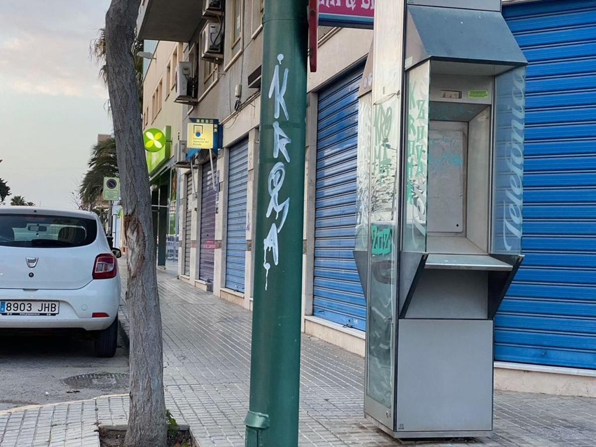 Mobiliario urbano de La Hoya afectado, con farolas de alumbrado