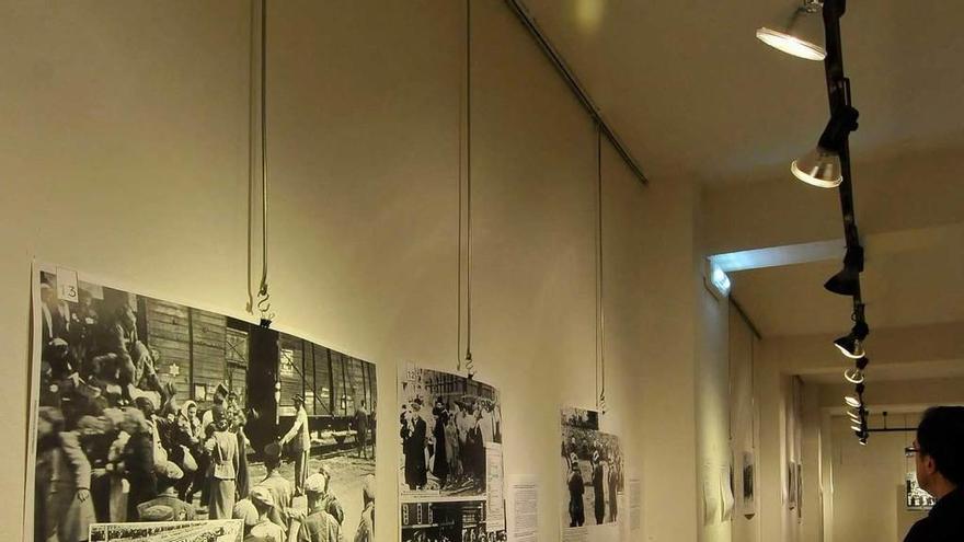 La Casa de Cultura de Pola de Lena acoge una muestra del Holocausto