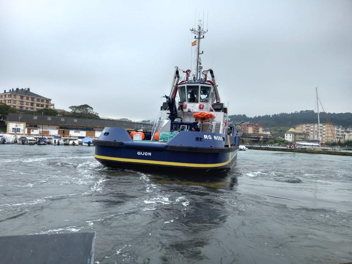 El "RG Nora" tras salir del astillero de Armón en Navia.