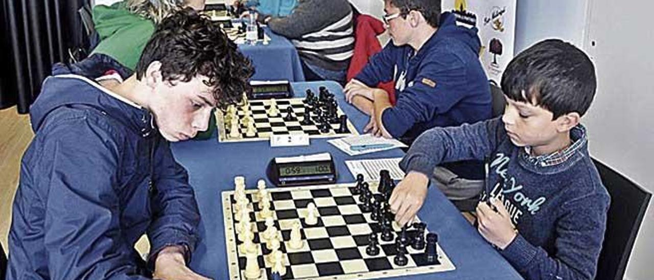 Jordi Amengual, líder del Insular sub-18, en su duelo con Boris Juan.