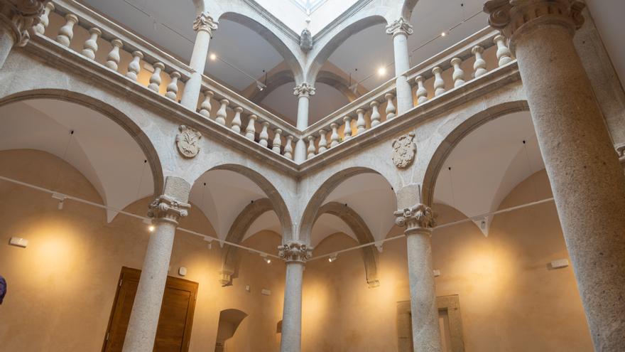 Claustro de la Casa Pereros (siglos XV-XVI), sometida a una profunda reforma para su nuevo uso.