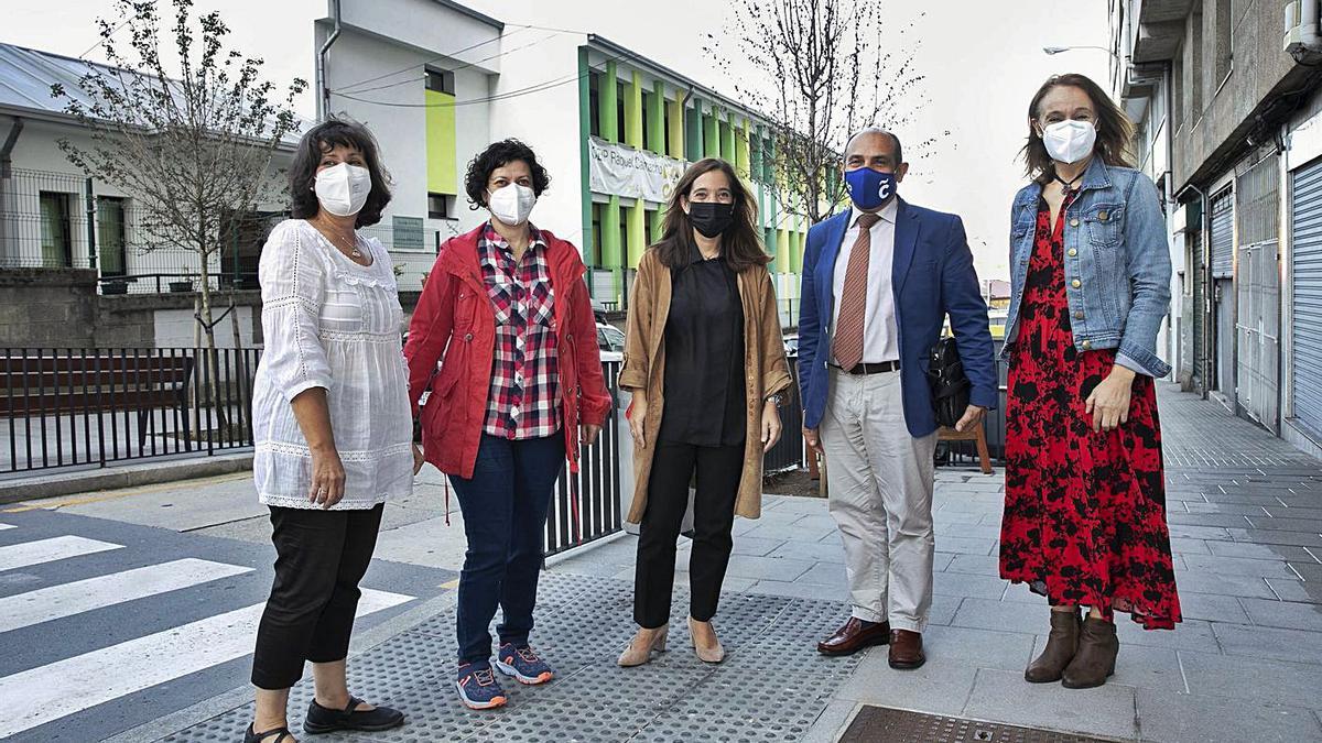 La alcaldesa, Inés Rey, y el edil Jesús Celemín, en su visita al Raquel Camacho, ayer.  | // L. O.